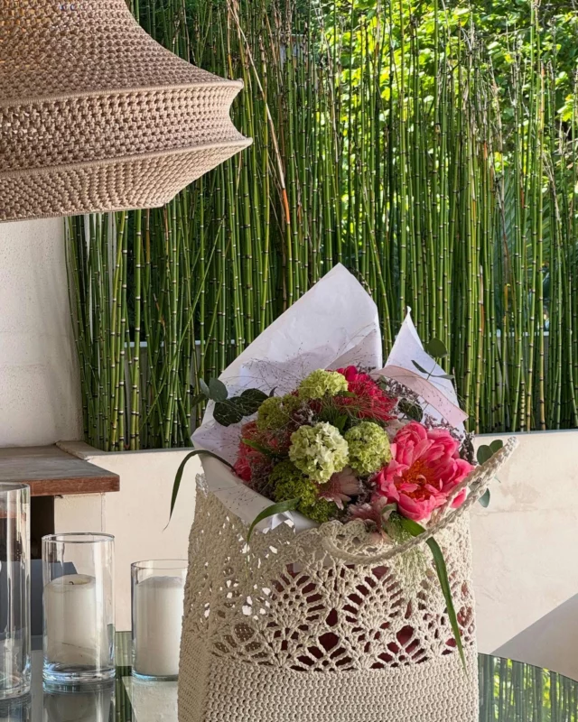 Camera roll de ce 30 avril, team Quetsch et Trendy ,flowers…🌸🩵
Découvre en boutiques Q & T  la sélection :

🏮suspensions fabriquées à la main à Marrakech
📍QUETSCH & TRENDY Tarbes 
Existent en plusieurs coloris et tailles.  La lumière diffusée par les lampes est sublime et très facile à installer ♡
♡ 

L’ensemble blanc naturel 
Pantalon large, gilet s/manche,top dentelle 
Ballerines rouges rubis 
Panier existe en blanc et en noir 
Foulard imprimé 

♡
Le gilet manche courte beige et  blanc porté sur un jeans large délavé 
Foulard impression cachemire 
♡

#oudstoretrendy #birthday #happybirthday #style #mode #outfit #exterieur #panier #team #bouquet #flowers #tarbes